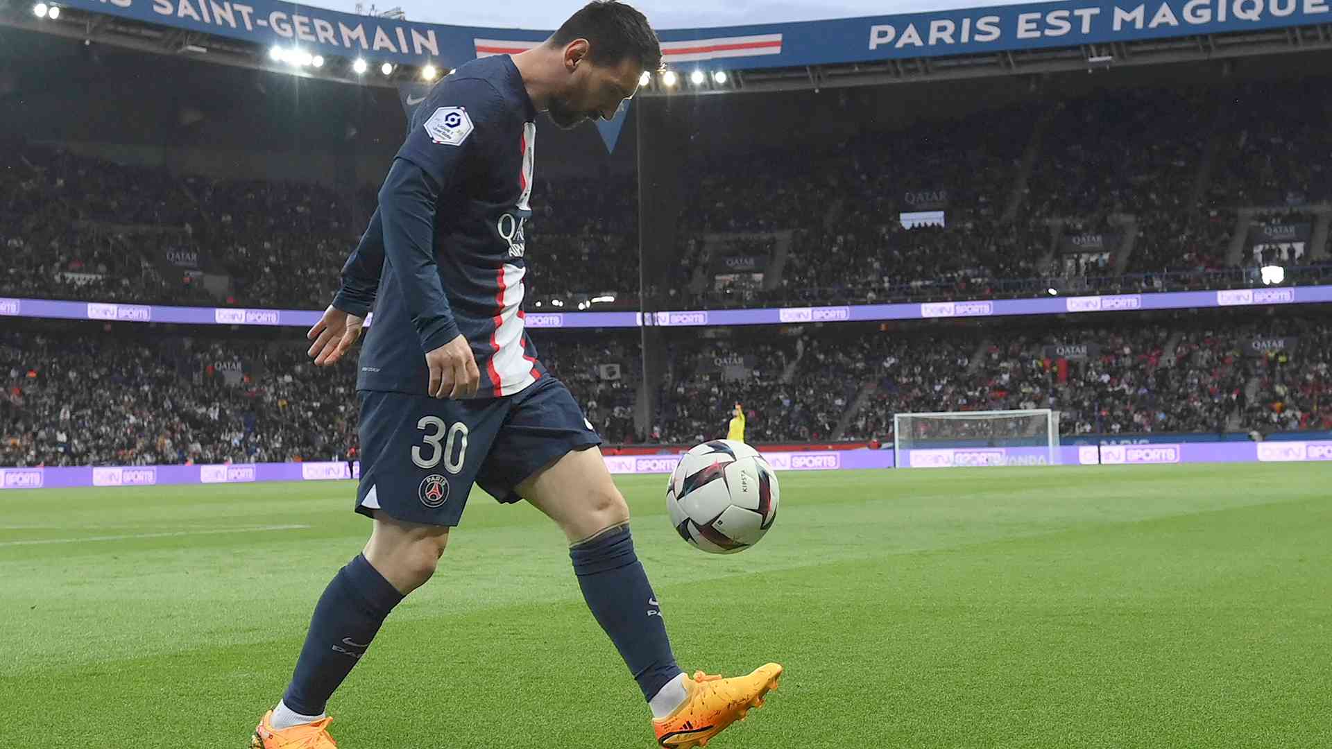 Lee más sobre el artículo Messi se banca el abucheo del Parque de los Príncipes en su retorno tras la suspensión