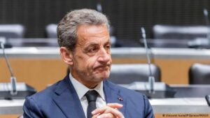 Lee más sobre el artículo Confirman pena de cárcel para expresidente francés Sarkozy por corrupción