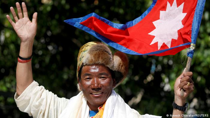Lee más sobre el artículo Escalador nepalí rompe récord con 27 subidas al Everest