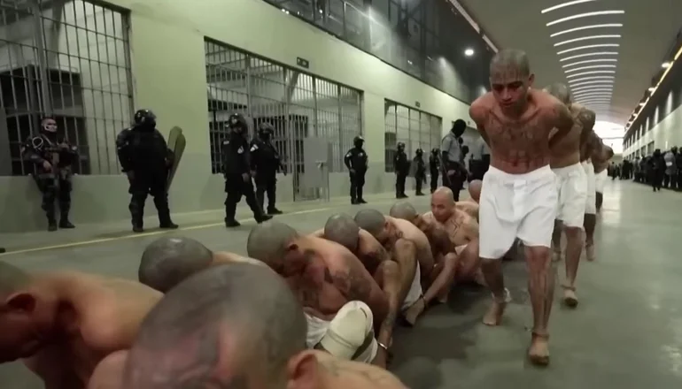 Lee más sobre el artículo Horror: un informe expuso cómo son las torturas en la mega cárcel de Bukele