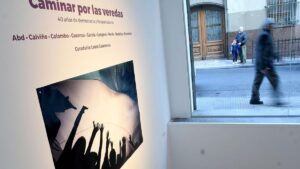 Lee más sobre el artículo Caminar por las veredas»: Una exposición fotográfica que captura la esencia de la democracia argentina