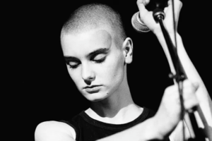 Lee más sobre el artículo Muere Sinead O’Connor, la voz irlandesa que conmovió al mundo con Nothing Compares 2 U
