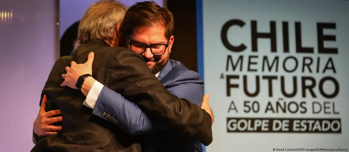 En este momento estás viendo Presidente Boric otorga condecoraciones a Joan Manuel Serrat y Baltasar Garzón por su compromiso con Chile