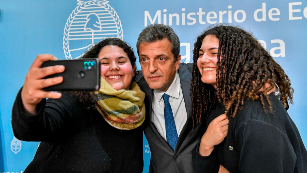 Lee más sobre el artículo Massa anunció el aumento de las Becas Progresar: serán de $20.000 desde agosto