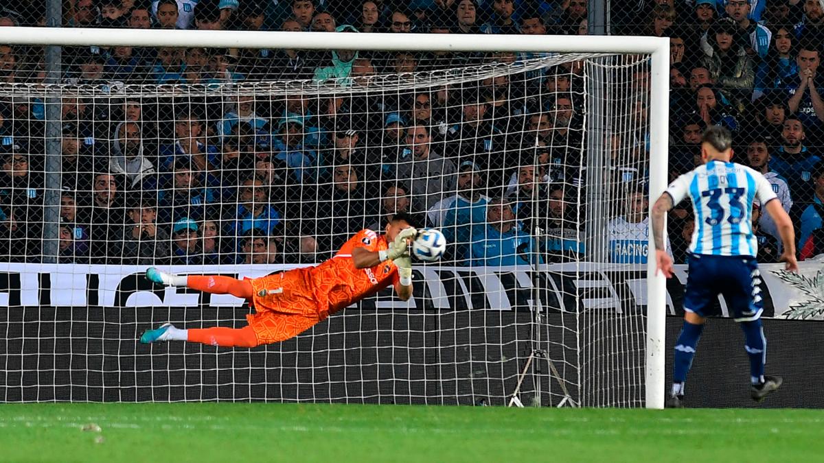 Lee más sobre el artículo «Chiquito» Romero se hizo gigante en los penales ante Racing y Boca pasó a semifinales