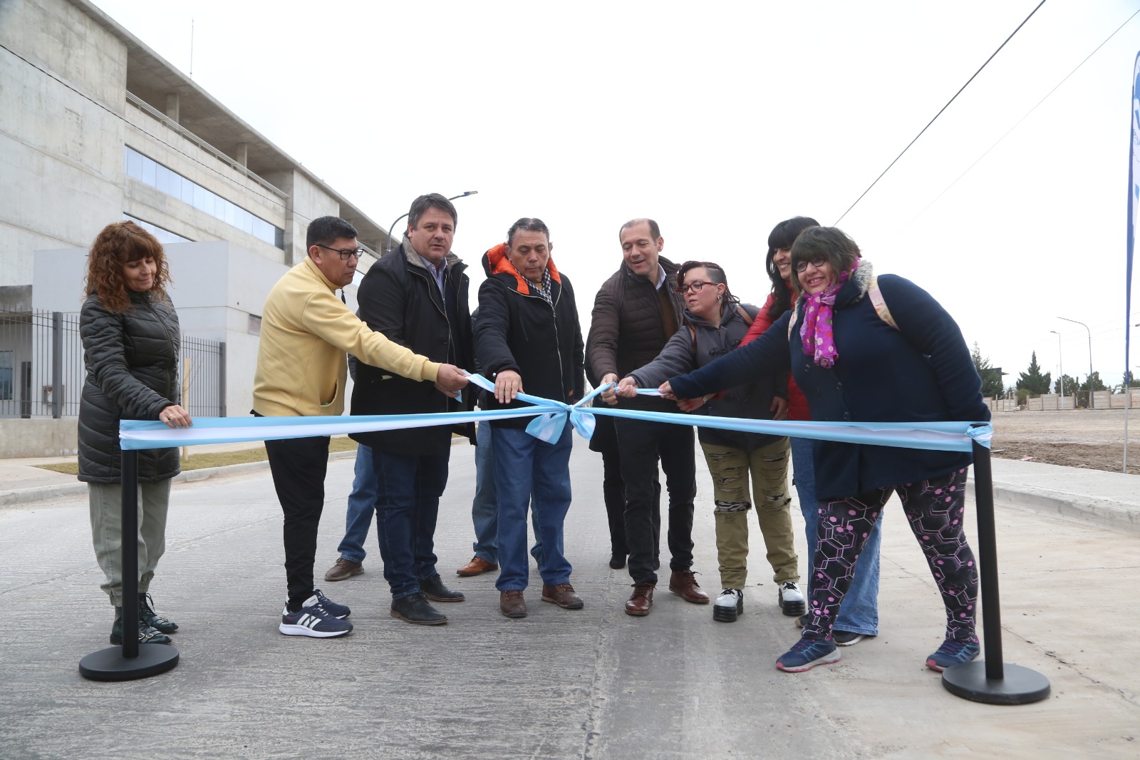 En este momento estás viendo Gaido y Gutiérrez inauguraron 12 nuevas cuadras de asfalto entre los barrios Canal V y Huiliches