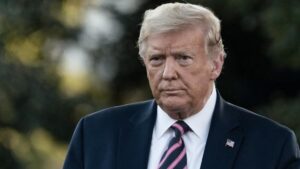 Lee más sobre el artículo Empleado de Trump se presenta ante la Justicia por caso de documentos secretos