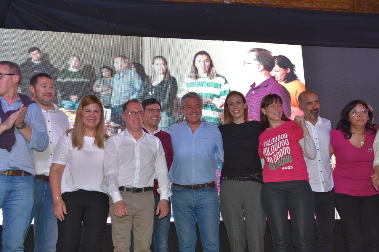 Lee más sobre el artículo Luis Bertolini cerró su campaña ante más de cinco mil personas en el estadio de Centro Español de Plottier