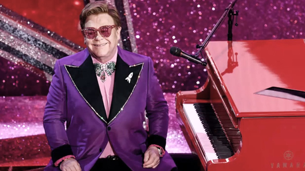 Lee más sobre el artículo Elton John criticó a una funcionaria británica por sus dichos sobre inmigrantes LGBTQ+