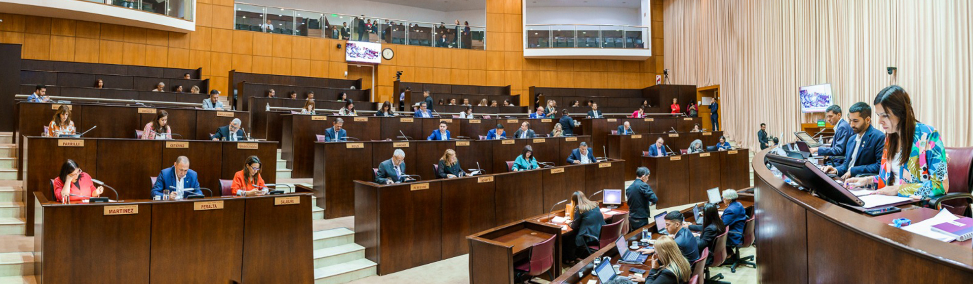 Lee más sobre el artículo La Legislatura de Neuquén autorizará un endeudamiento de 100 millones de dólares a Omar Gutiérrez