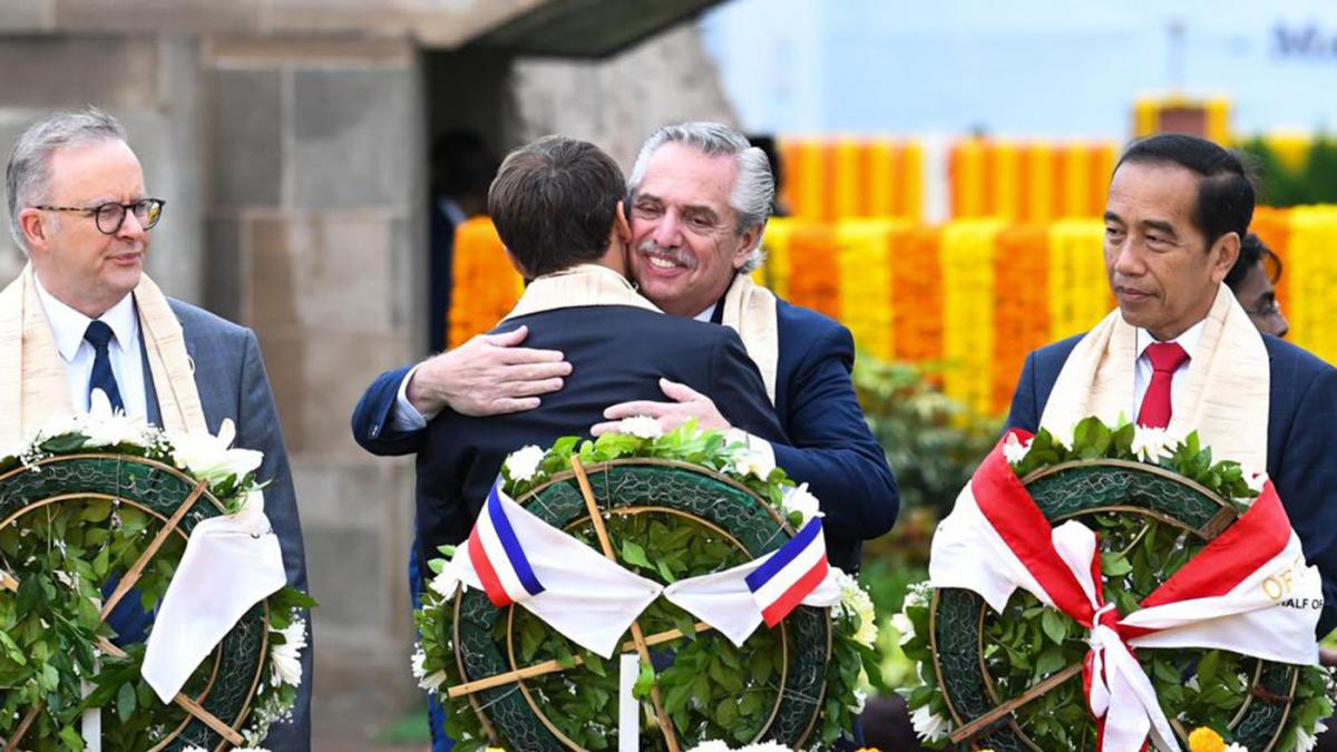 En este momento estás viendo Alberto Fernández junto a líderes del G20: homenaje a Gandhi, descalzos, con flores y estolas rosas