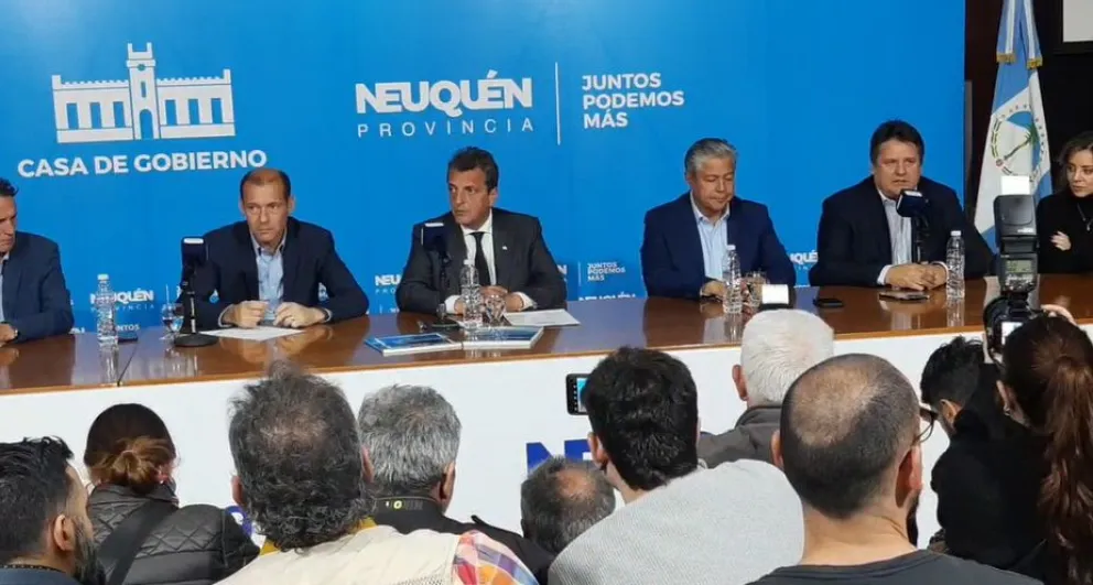 En este momento estás viendo Sergio Massa firma convenios para obras en Neuquén