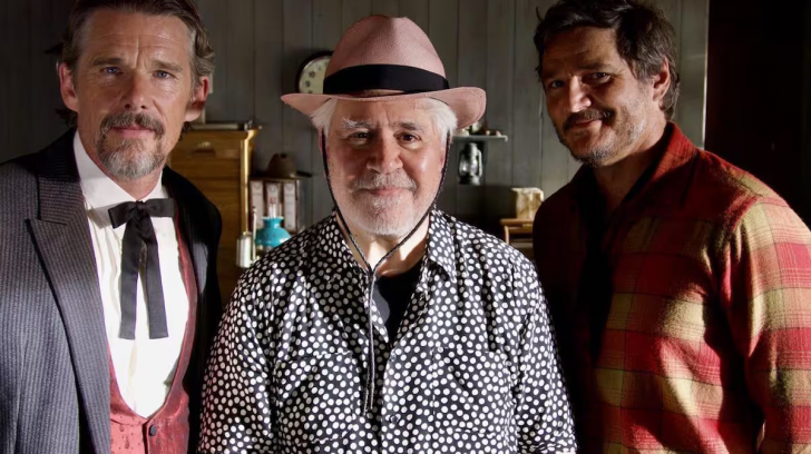 Lee más sobre el artículo Pedro Almodóvar presenta su «western gay» y habla de la química “enorme” entre Pedro Pascal e Ethan Hawke