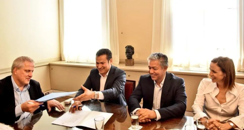 En este momento estás viendo Llancafilo y Figueroa firmaron convenios con Nación para siete escuelas técnicas