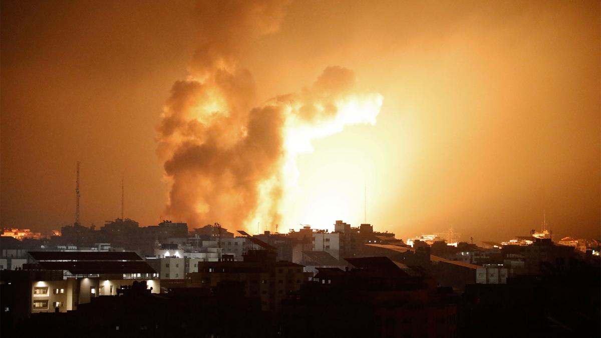 Lee más sobre el artículo Ya son más de 1.000 los muertos y hay al menos un centenar de rehenes israelíes en Gaza