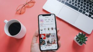 Lee más sobre el artículo Un libro analiza la polarización política y afectiva que se juega en las redes sociales