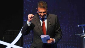 Lee más sobre el artículo Massa propuso un FBI argentino y acusó a Milei de maltratar mujeres: «Hasta acá llegaste»