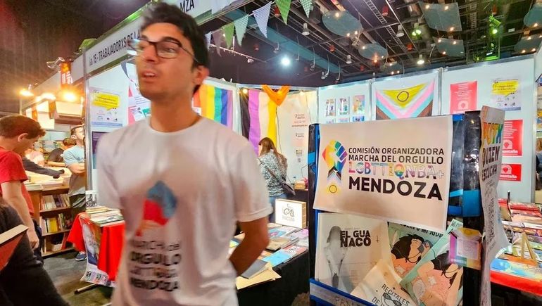 En este momento estás viendo Simpatizantes de Milei atacaron un stand de la comunidad LGBTIQ+ en la Feria del Libro de Mendoza