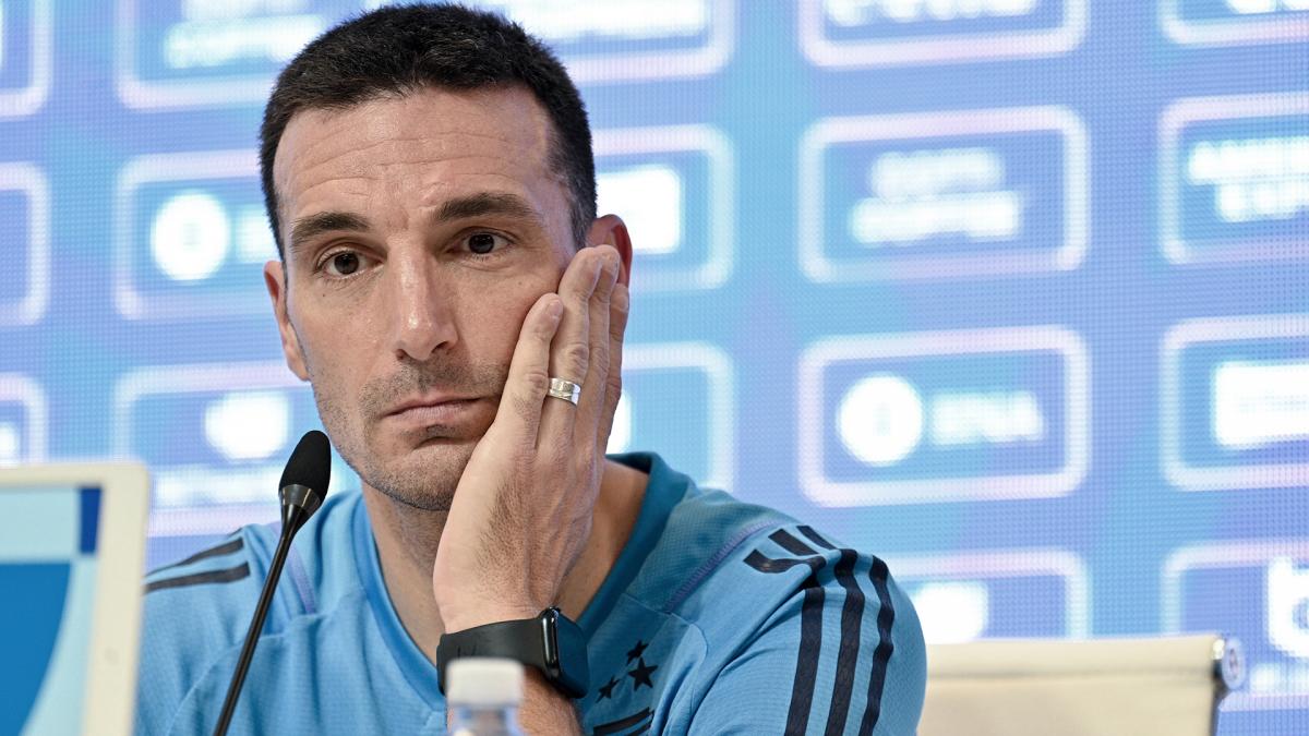 Lee más sobre el artículo Sorpresa en los jugadores y enojo de los directivos por la posible salida de Scaloni