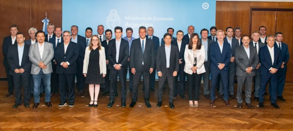 Lee más sobre el artículo Massa recibió a Gobernadores y garantizó fondos para sueldos y aguinaldos