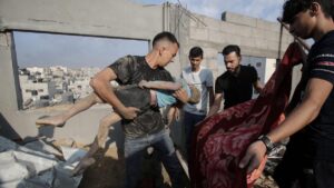 Lee más sobre el artículo Israel vuelve a bombardear campamento de refugiados palestinos y hay «decenas» de muertos