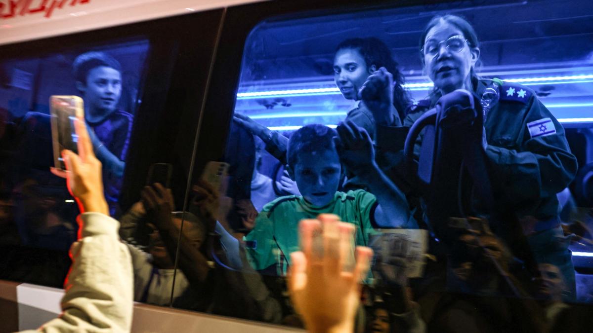 Lee más sobre el artículo Israel y Hamas liberaron más prisioneros y rehenes, mientras buscan prolongar la tregua