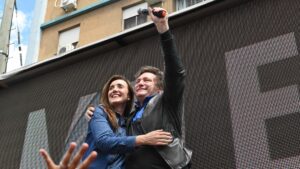 Lee más sobre el artículo Milei intenta detener la sangría de libertarios descontentos por su alianza con Macri