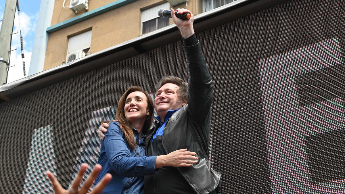 En este momento estás viendo Milei intenta detener la sangría de libertarios descontentos por su alianza con Macri