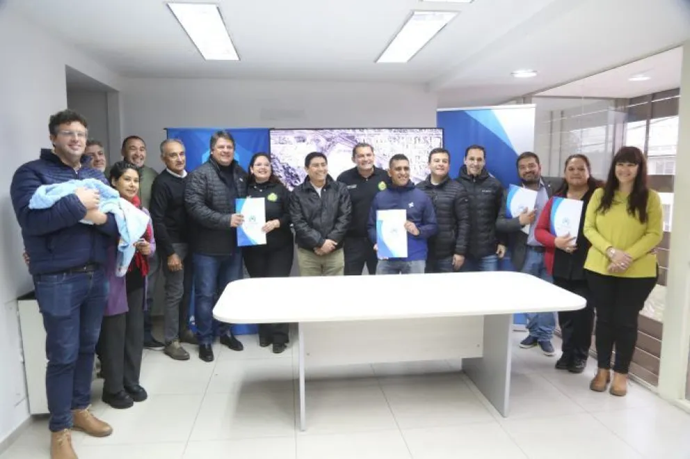 En este momento estás viendo La Muni de Neuquén firmó convenios para la entrega de 195 lotes con servicios