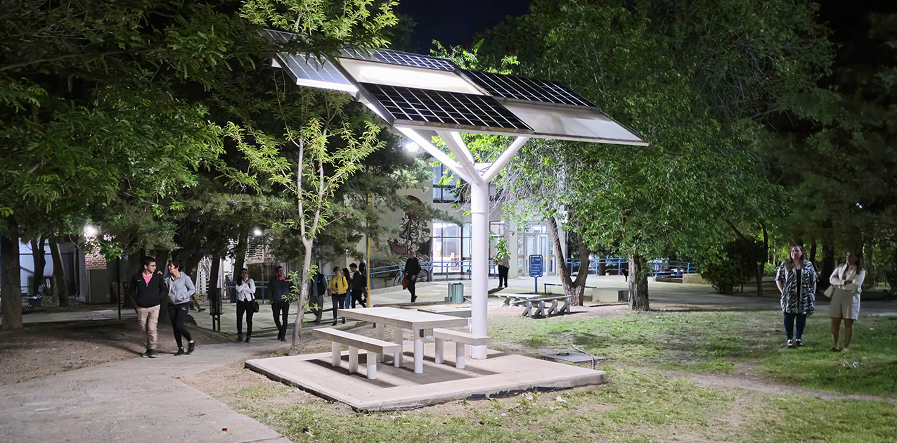 En este momento estás viendo Instalaron sombrillas fotovoltaicas que entregan energía limpia