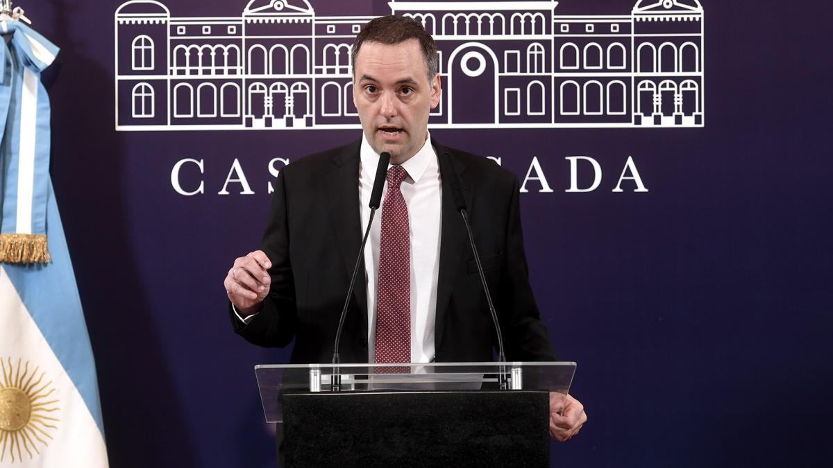 En este momento estás viendo Adorni anunció la revisión de contratos y la «suspensión de la pauta en los medios por un año»