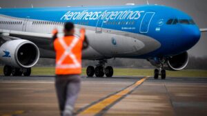 Lee más sobre el artículo Los gremios aeronáuticos harán un paro de 24 horas desde este viernes al mediodía
