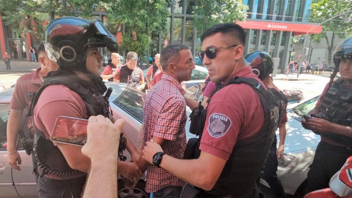 En este momento estás viendo Detuvieron al hombre que arrojó un botellazo a Milei durante la asunción presidencial