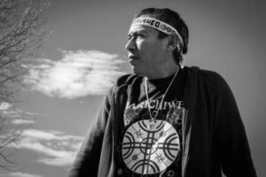 Lee más sobre el artículo Orlando Carriqueo: “Iniciamos esta protesta en Viedma porque están violando el derecho a la consulta y a un territorio comunitario, dos cosas que el Estado debe proteger”