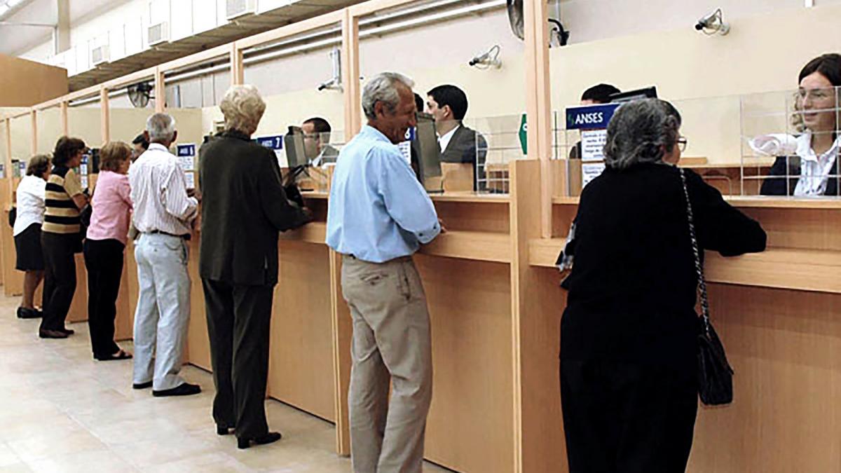 Lee más sobre el artículo Oficializan el bono de $ 55.000 para jubilados que cobran la mínima y un aumento del 100% para la AUH