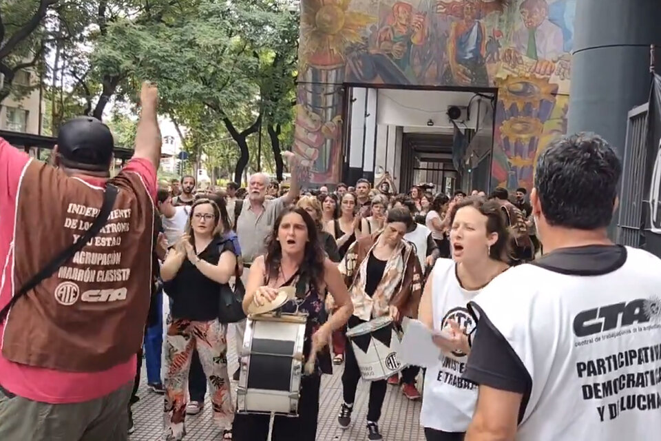 En este momento estás viendo Trabajadores despedidos de la administración pública realizaron una jornada de protesta