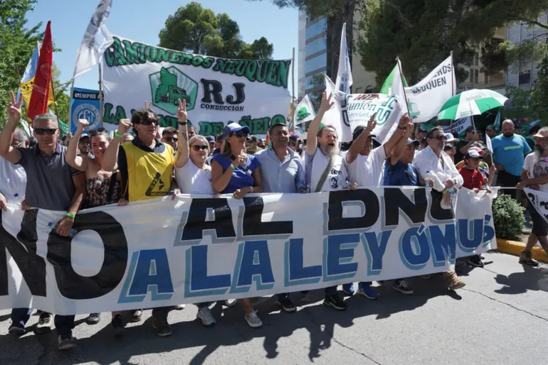 En este momento estás viendo Una multitud se movilizó contra la Ley Ómnibus y el DNU en Neuquén