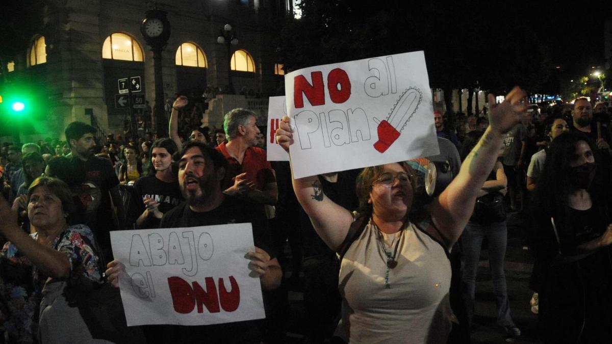 En este momento estás viendo Hubo cacerolazos en distintos puntos del país contra de las medidas anunciadas por Milei