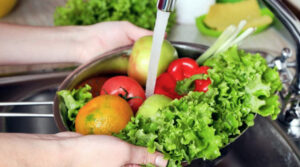 Lee más sobre el artículo Consejos para evitar enfermedades transmitidas por alimentos contaminados