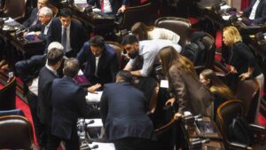 Lee más sobre el artículo Diputados debate en particular la ley «Bases», mientras faltan acuerdos en artículos centrales