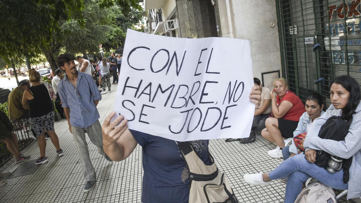 En este momento estás viendo «La fila del hambre»: organizaciones sociales reclamaron asistencia alimentaria al Gobierno