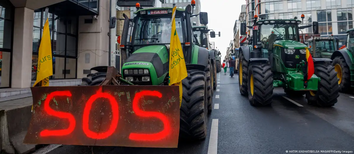 En este momento estás viendo Más de mil tractores entorpecen cumbre de la UE en Bruselas
