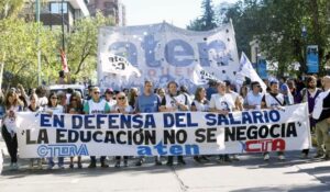 Lee más sobre el artículo Paro y movilización en Neuquén: trabajadores de la educación y la salud exigen respuestas
