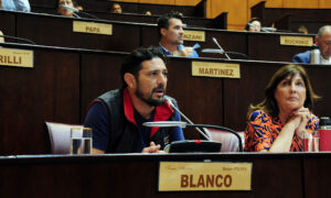 Lee más sobre el artículo Blanco quiere que ministros y funcionarios cobren como una maestra