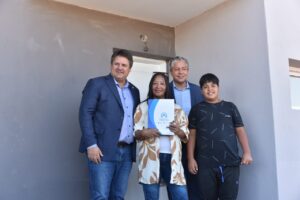 Lee más sobre el artículo Con recursos propios, Gaido junto al gobernador, inauguró nuevas viviendas para familias que fueron reubicadas