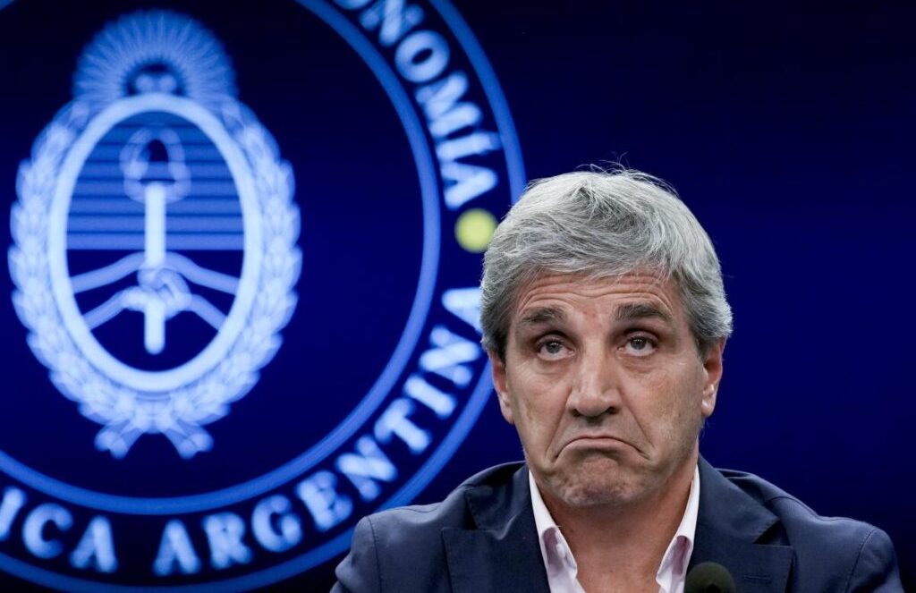 Lee más sobre el artículo Caputo cede y sube tasas: gigantesca emisión busca calmar la plaza cambiaria