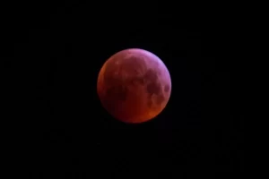Lee más sobre el artículo Espectáculo Celestial: La «Luna Roja» Engalana el Cielo Nocturno