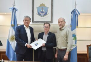 Lee más sobre el artículo Figueroa entregó un aporte para la compra de un camión compactador para Plottier