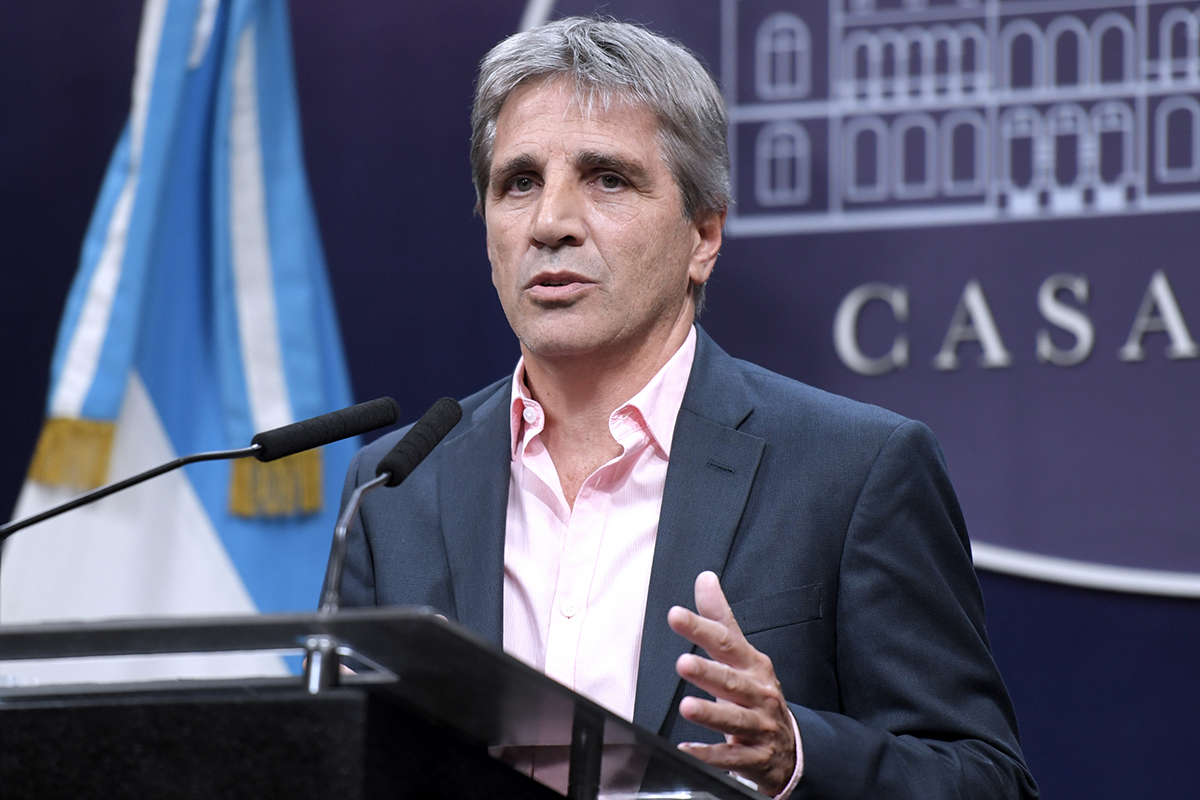 Lee más sobre el artículo Caputo, en el centro de un «festival de deuda privada» para mantener a flote su gestión