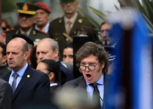 Lee más sobre el artículo Un grupo de veteranos se retiró de un acto por Malvinas tras considerar partidario el discurso de una profesora